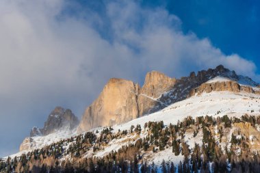 İtalya 'daki Dolomite Dağları manzarası