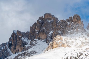 İtalya 'daki Dolomite Dağları manzarası