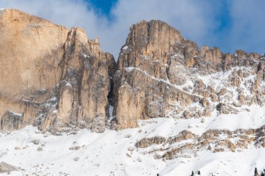 Karlı ve mavi gökyüzü olan dağ manzarası