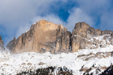 Dolomitlerdeki dağların manzarası, İtalya