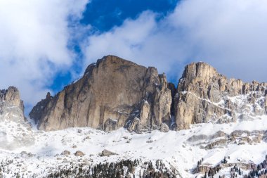 Karla kaplı zirveleri olan dağ manzarası