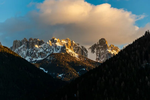 雪と青空の山の風景 — ストック写真