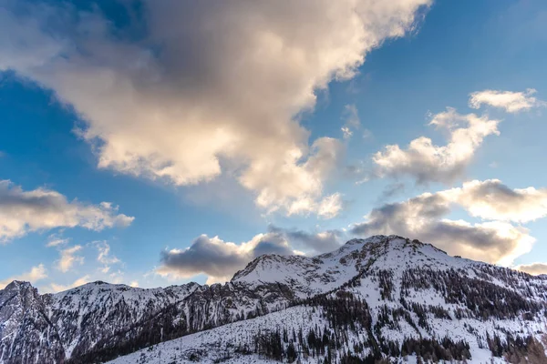 Paisaje Invernal Con Montañas Cubiertas Nieve — Foto de Stock