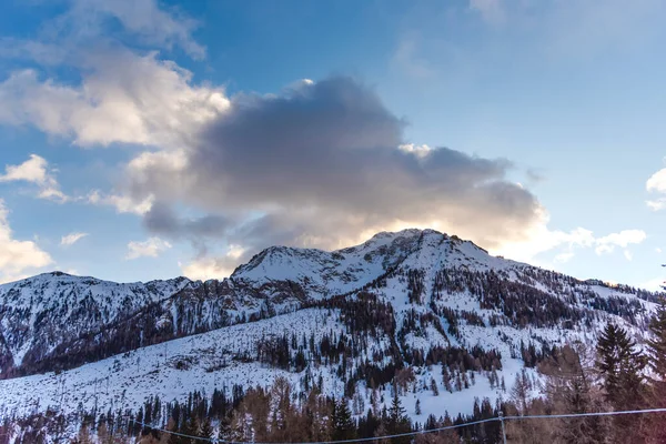 雪に覆われた山の冬の風景 — ストック写真