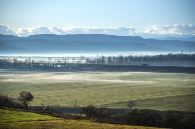 Sisin içindeki dağ vadisi manzarası