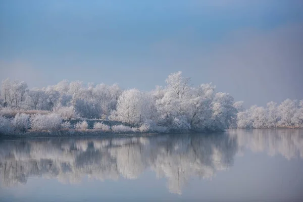 Красивый Пейзаж Озером Облаками — стоковое фото