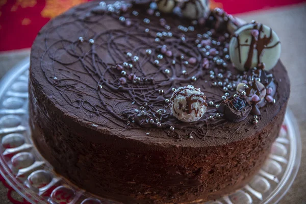 巧克力蛋糕加奶油和咖啡 — 图库照片