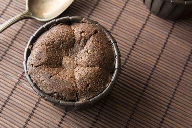  iki coulant kek üzerinde kahverengi bambu