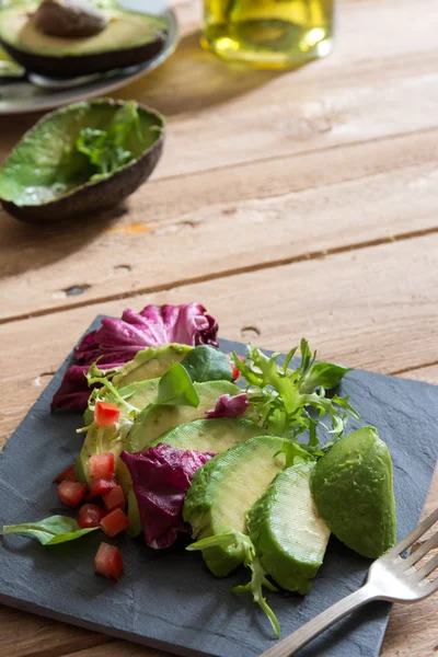 Салат из авокадо и салата — стоковое фото