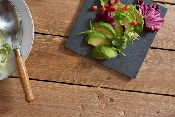 Ensalada de aguacate y salsa — Foto de Stock