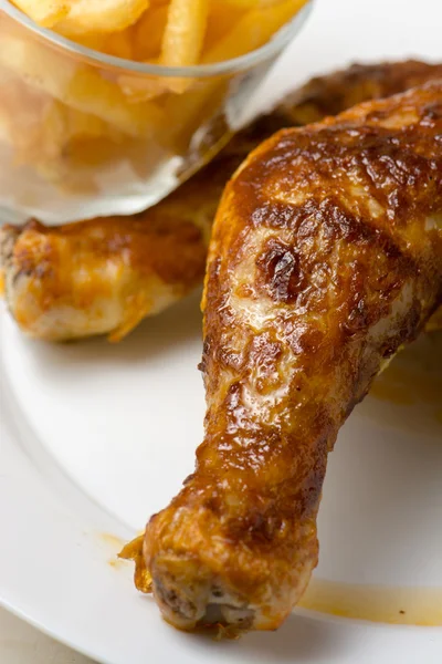 Stekt kycklinglår och pommes frites — Stockfoto