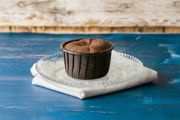 Bolo de chocolate coulant, assado em madeira azul — Fotografia de Stock