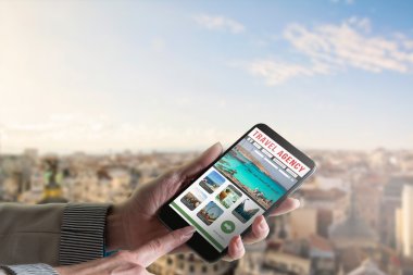 Bir kadının elinde Dokunmatik telefon, seyahat web sitesi ile bir