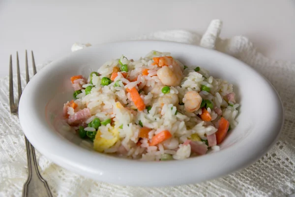 Čínská smažená rýže s vejci, zeleninou a kořením na bílém záložce — Stock fotografie