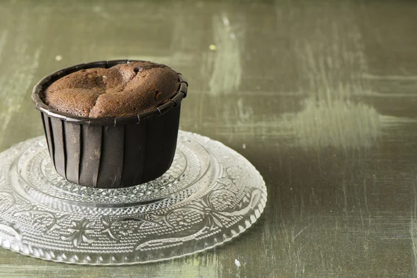 Pastel de chocolate coulant, horneado en madera azul —  Fotos de Stock