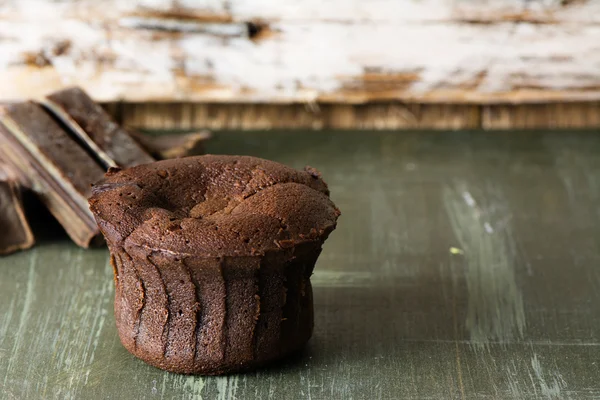 Coulant chocolade taart, gebakken op blauw hout — Stockfoto
