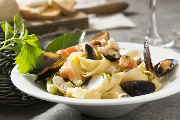 Tagliatelle pasta with mussels and shrimps — Stock Photo, Image