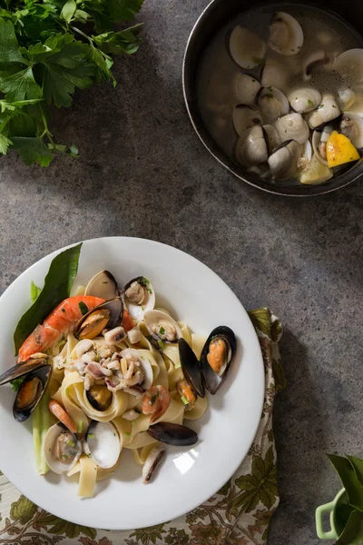 Tagliatelle con cozze e gamberetti — Foto Stock