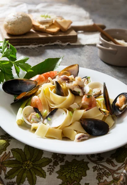 Tagliatelle con cozze e gamberetti — Foto Stock