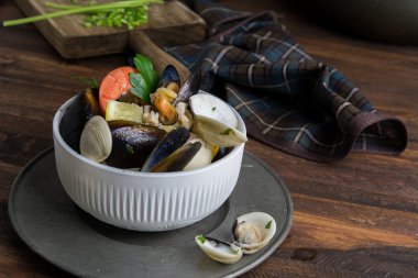 ahşap masa üzerinde kase deniz ürünleri