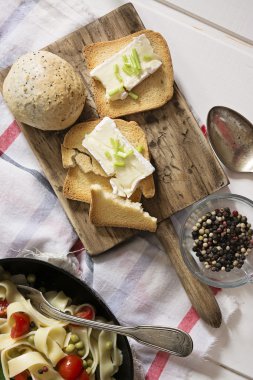 brie peyniri ve Frenk soğanı ile kızarmış ekmek 