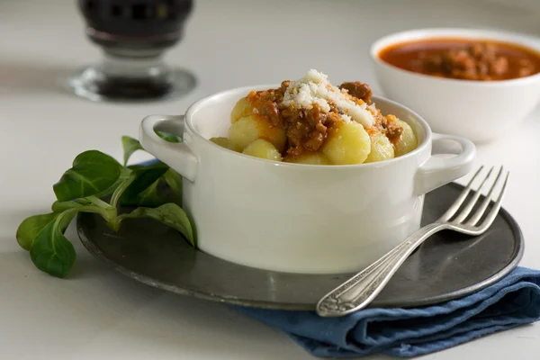 Italian recipe: potato gnocchi made at home with tomato sauce B — Stock Photo, Image
