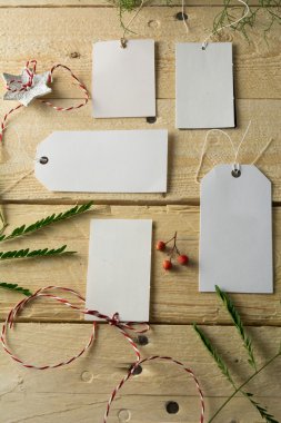 Dizi boş kağıt fiyat etiketi, ahşap arka plan