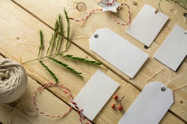 Dizi boş kağıt fiyat etiketi, ahşap arka plan