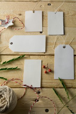 Dizi boş kağıt fiyat etiketi, ahşap arka plan