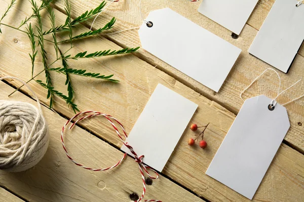 Set di cartellini di prezzo carta vuota, sfondo in legno — Foto Stock