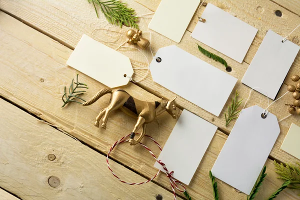 Set de etiquetas de precio de papel vacías, fondo de madera — Foto de Stock