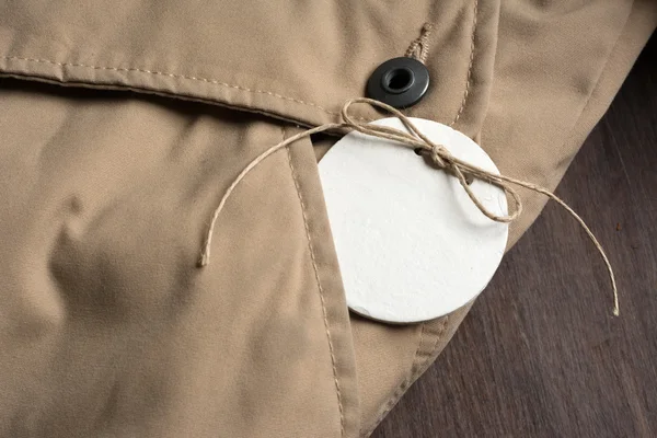 Etiqueta de precio, en el bolsillo de una chaqueta beige invierno —  Fotos de Stock