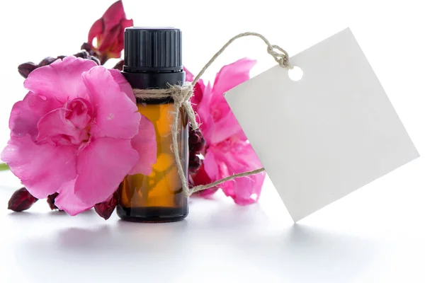 Eterisk olja, tomma taggar och rosor blommor — Stockfoto