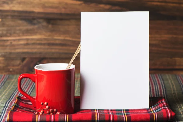 Koffie kop en brief opmerking, geruite deken rood — Stockfoto