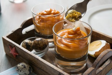 salmorejo kristal bardaklarda, ahşap tepsi