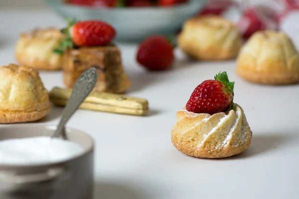 Mini pasteles de vainilla decorados con fresas en temporada —  Fotos de Stock