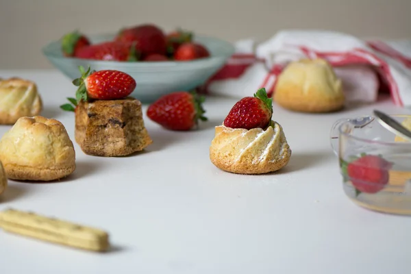 Mini vanilj kakor dekorerad med jordgubbar i säsong — Stockfoto