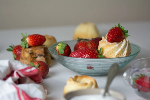 Mini vanilla cakes decorated with strawberries in season — Stock Photo, Image