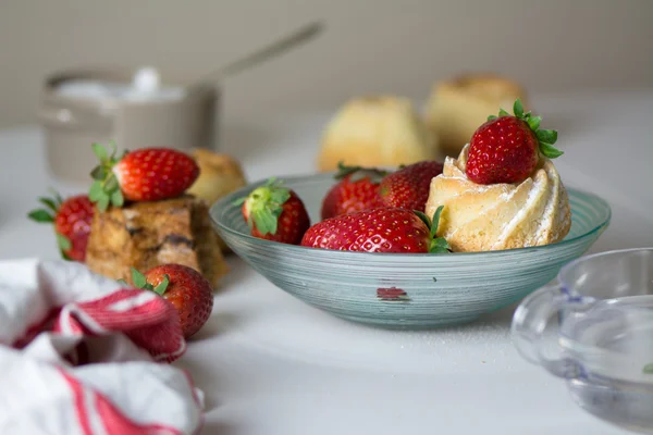 Mini pasteles de vainilla decorados con fresas en temporada — Foto de Stock