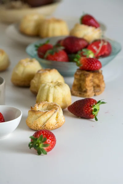 Mini pasteles de vainilla decorados con fresas en temporada — Foto de Stock