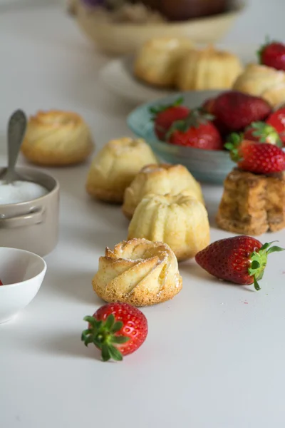 Mini pasteles de vainilla decorados con fresas en temporada — Foto de Stock