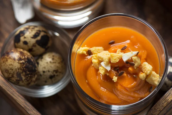 Salmorejo en vasos de cristal, en bandeja de madera —  Fotos de Stock