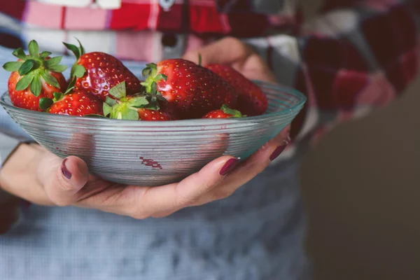 Frau mit Schüssel Erdbeeren in der Hand. — Stockfoto