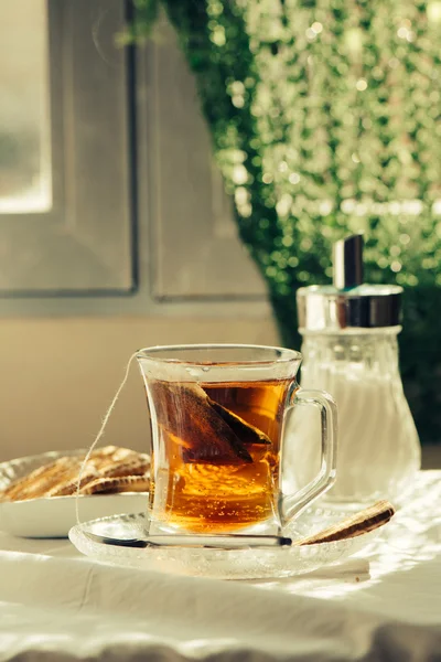 Taza de té saludable sobre la mesa de desayuno — Foto de Stock