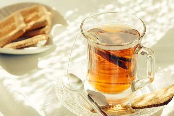 Sağlıklı çay fincan kahvaltı masası üzerinde — Stok fotoğraf