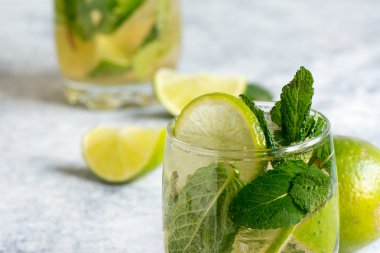 Mojito ROM, kireç ve soda ile kokteyl