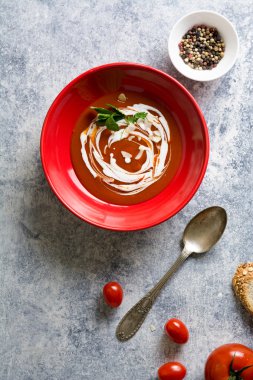 kremalı domates çorbası kırmızı yay, grunge arka plan
