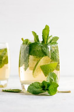 Mojito ROM, kireç ve soda ile kokteyl