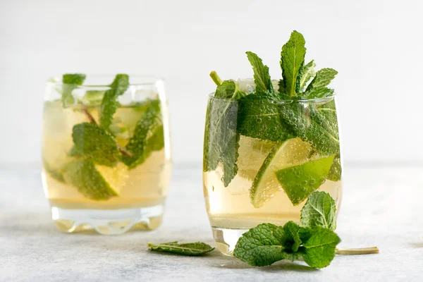 Mojito cocktail with rum, lime and soda — Stock Photo, Image