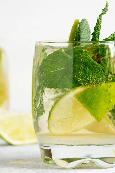 Mojito cocktail with rum, lime and soda — Stock Photo, Image